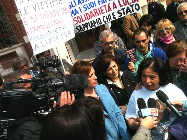 Caso uva, presidio al tribunale di Varese (inserita in galleria)