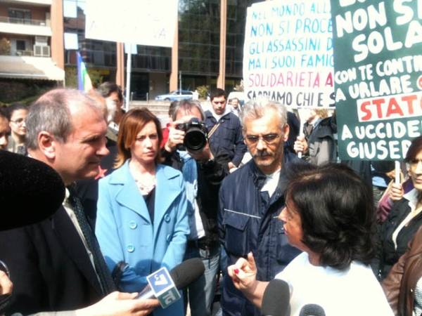 Caso uva, presidio al tribunale di Varese (inserita in galleria)