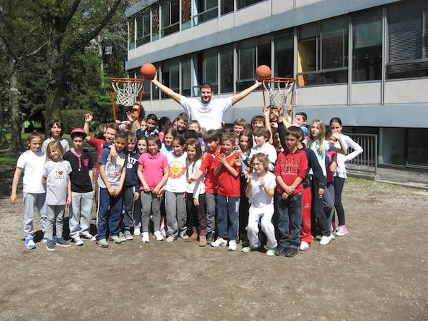 Dejan Ivanov in visita alla scuola Canziani (inserita in galleria)