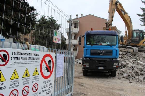 Demolite le vecchie case popolari diTradate (inserita in galleria)