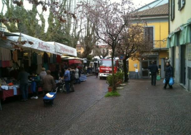 Fiamme al mercato di Gavirate (inserita in galleria)