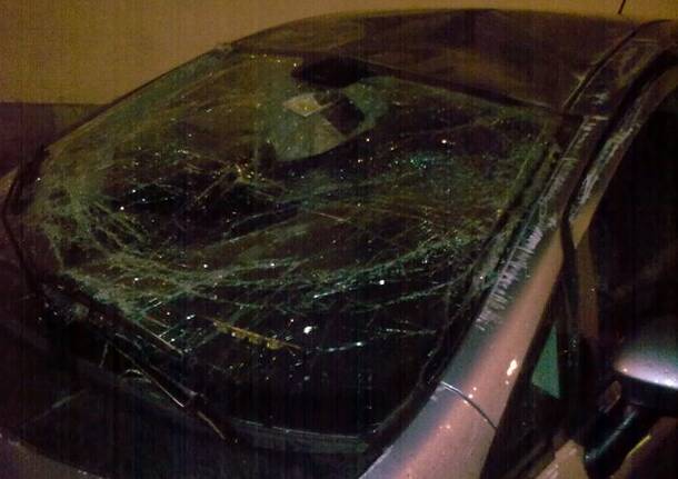 Tre giovani si cappottano in auto sul viale Cadorna