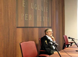 L'aula universitaria diventa l'aula del tribunale (inserita in galleria)