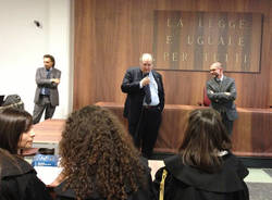 L'aula universitaria diventa l'aula del tribunale (inserita in galleria)
