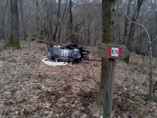 L'auto a brandelli in mezzo ai boschi (inserita in galleria)