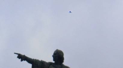 L'ufo nel cielo di Barcellona (inserita in galleria)