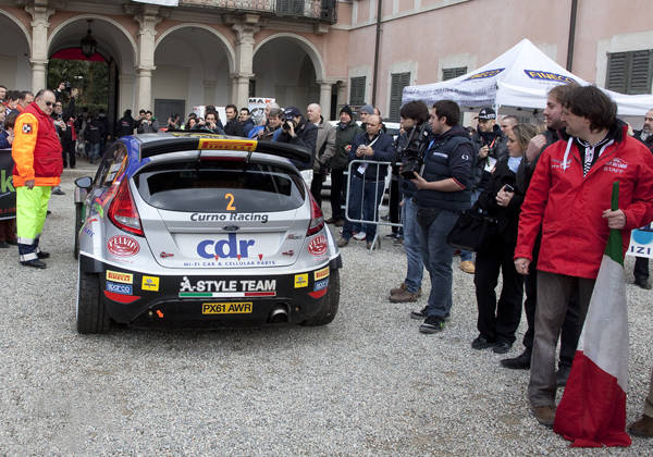 La partenza del Rally dei Laghi (inserita in galleria)