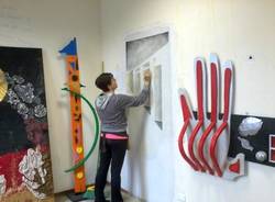 La preparazione della mostra Un po' fuori (inserita in galleria)