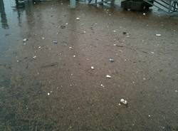 Laveno, lago oltre i livelli e rifiuti sul lungolago (inserita in galleria)