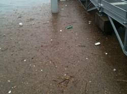 Laveno, lago oltre i livelli e rifiuti sul lungolago (inserita in galleria)