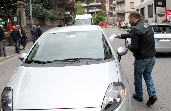 Lavoratori Fiom davanti alla sede di Univa (inserita in galleria)