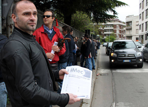 Lavoratori Fiom davanti alla sede di Univa (inserita in galleria)
