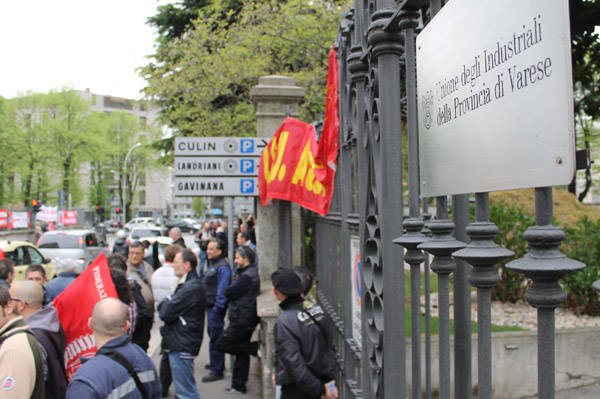 Lavoratori Fiom davanti alla sede di Univa (inserita in galleria)