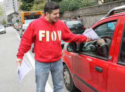 Lavoratori Fiom davanti alla sede di Univa (inserita in galleria)