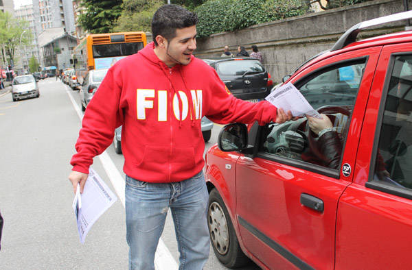 Lavoratori Fiom davanti alla sede di Univa (inserita in galleria)