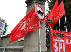 Lavoratori Fiom davanti alla sede di Univa (inserita in galleria)
