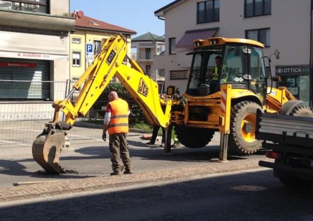 Lavori in corso e code ad Azzate (inserita in galleria)