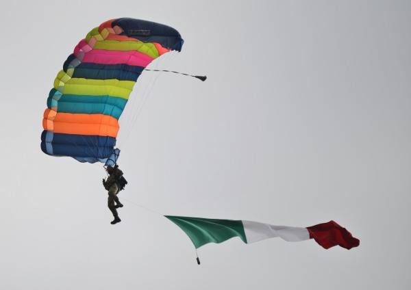 Paracadutisti a Tradate (inserita in galleria)