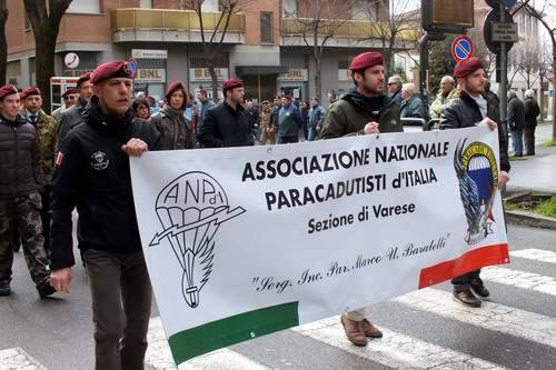 Paracadutisti in raduno a Tradate (inserita in galleria)