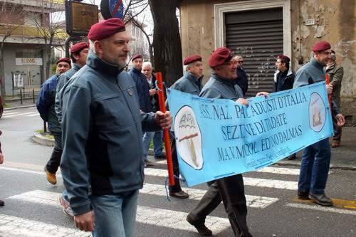 Paracadutisti in raduno a Tradate (inserita in galleria)