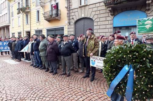 Paracadutisti in raduno a Tradate (inserita in galleria)