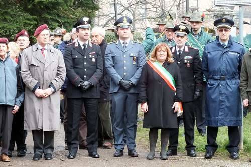 Paracadutisti in raduno a Tradate (inserita in galleria)