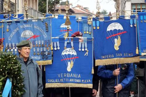 Paracadutisti in raduno a Tradate (inserita in galleria)