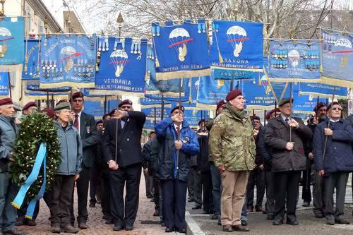 Paracadutisti in raduno a Tradate (inserita in galleria)