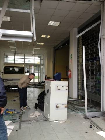 Rapina all'Eurospin di via Gallarate (inserita in galleria)
