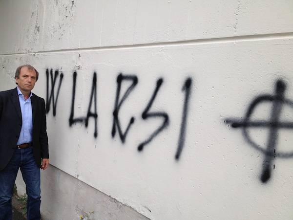 Scritte fasciste sulla sede del PD (inserita in galleria)