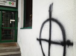 Scritte fasciste sulla sede del PD (inserita in galleria)