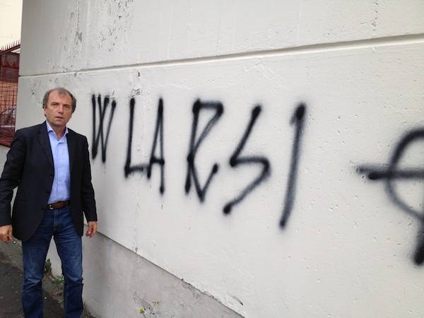 Scritte fasciste sulla sede del PD (inserita in galleria)