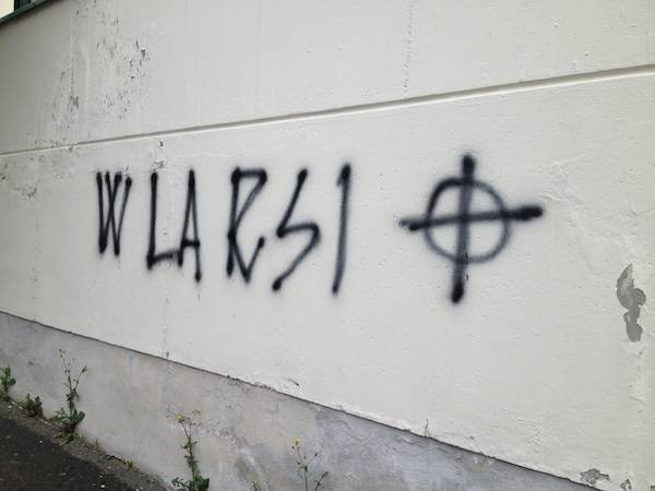 Scritte fasciste sulla sede del PD (inserita in galleria)