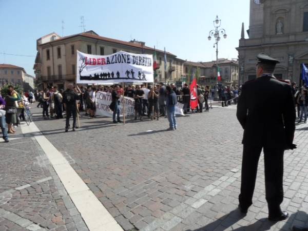Tensioni al corteo Telos a Saronno (inserita in galleria)