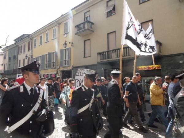 Tensioni al corteo Telos a Saronno (inserita in galleria)