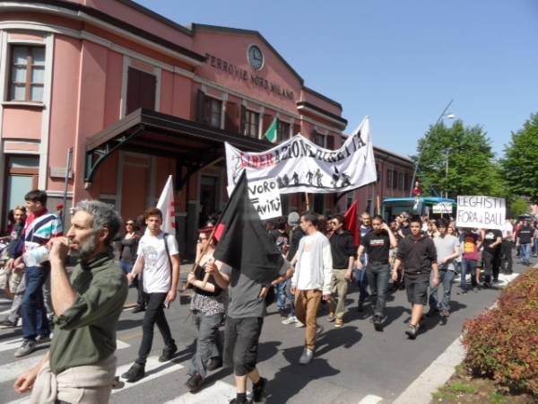 Tensioni al corteo Telos a Saronno (inserita in galleria)