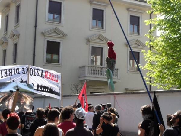 Tensioni al corteo Telos a Saronno (inserita in galleria)