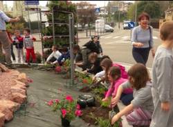 Una rotonda fiorita grazie ai bambini (inserita in galleria)