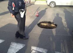 Voragine in strada a Gallarate (inserita in galleria)