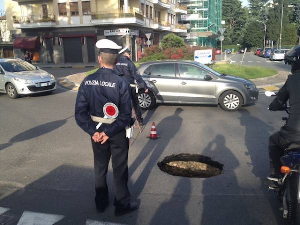 Voragine in strada a Gallarate (inserita in galleria)