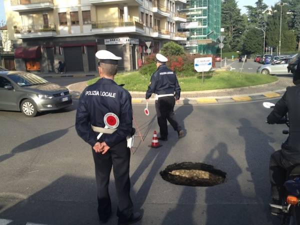 Voragine in strada a Gallarate (inserita in galleria)