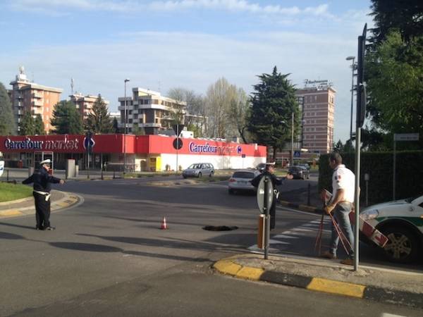 Voragine in strada a Gallarate (inserita in galleria)