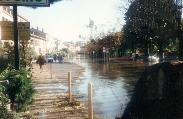 Angera, quando il lago sommerse la piazza (inserita in galleria)