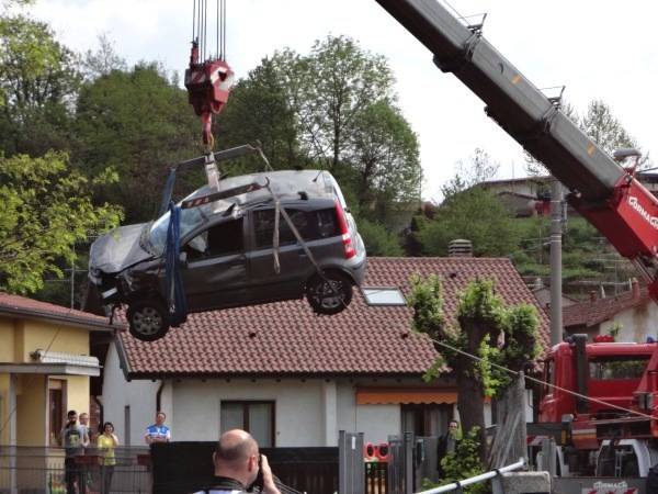 Auto "caduta" sulla ferrovia: le immagini del recupero con la gru (inserita in galleria)