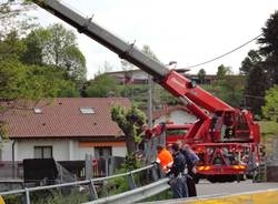 Auto "caduta" sulla ferrovia: le immagini del recupero con la gru (inserita in galleria)