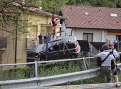 Auto "caduta" sulla ferrovia: le immagini del recupero con la gru (inserita in galleria)