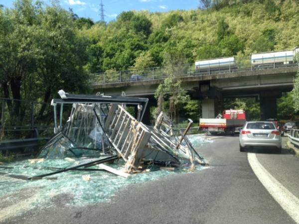 Camion perde carico di vetri, tangenziale in tilt (inserita in galleria)