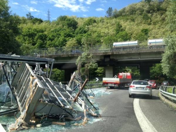 Camion perde carico di vetri, tangenziale in tilt (inserita in galleria)