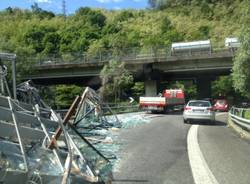 Camion perde carico di vetri, tangenziale in tilt (inserita in galleria)