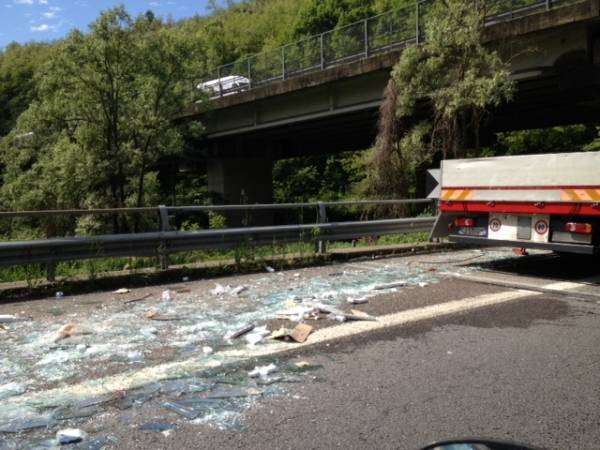 Camion perde carico di vetri, tangenziale in tilt (inserita in galleria)